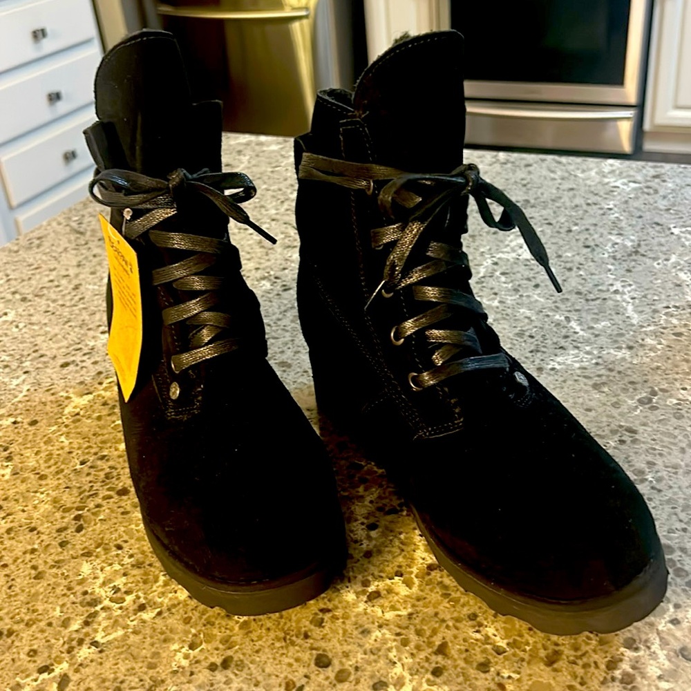 BEARPAW Krista Black Suede Boots, Women’s Size 8, NWT